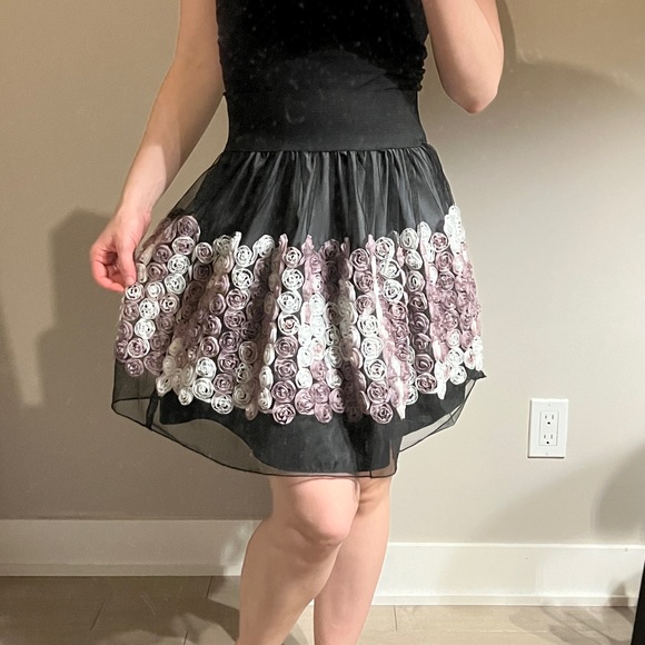 A line mini skirt with rose appliqués - Picture 1 of 5
